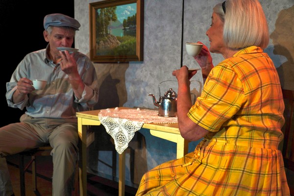 Teatteri Vantaan Silkkisalissa sukelletaan silkkitehtaan naisten elämään – näytelmä on kunnianosoitus Tikkurilan Silkin entisille työntekijöille 1 Kahvilla. 600 x 400. Kuva Esko Paavola