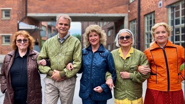 Teatteri Vantaan Silkkisalissa sukelletaan silkkitehtaan naisten elämään – näytelmä on kunnianosoitus Tikkurilan Silkin entisille työntekijöille 4 Lampopuku laulu. 600x348. Kuva Esko Paavola edited