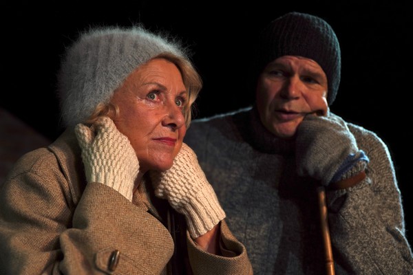 Teatteri Vantaan Silkkisalissa sukelletaan silkkitehtaan naisten elämään – näytelmä on kunnianosoitus Tikkurilan Silkin entisille työntekijöille 2 Lapaset 600 x400. Kuva Esko Paavola