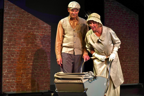 Teatteri Vantaan Silkkisalissa sukelletaan silkkitehtaan naisten elämään – näytelmä on kunnianosoitus Tikkurilan Silkin entisille työntekijöille 3 Lastenvaunut 600 x 400. Kuva Esko Paavola