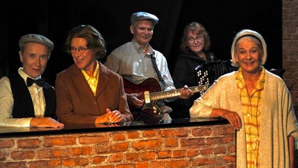 Teatteri Vantaan Silkkisalissa sukelletaan silkkitehtaan naisten elämään – näytelmä on kunnianosoitus Tikkurilan Silkin entisille työntekijöille 5 Ryhmalaulu. 600 x 400. Kuva Esko Paavola edited