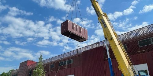 Nosturi nostaa ylhäällä_lähi