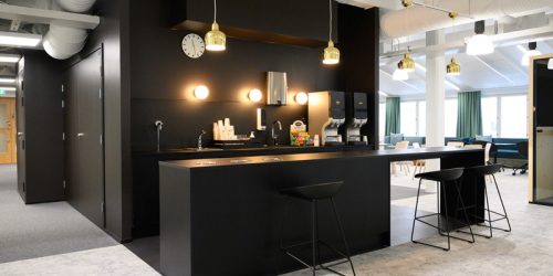 Koulutustilan kahvisaareke on kutsuva, ja sen lempeä valomaailma antaa mahdollisuuden mukavaan jutteluun.