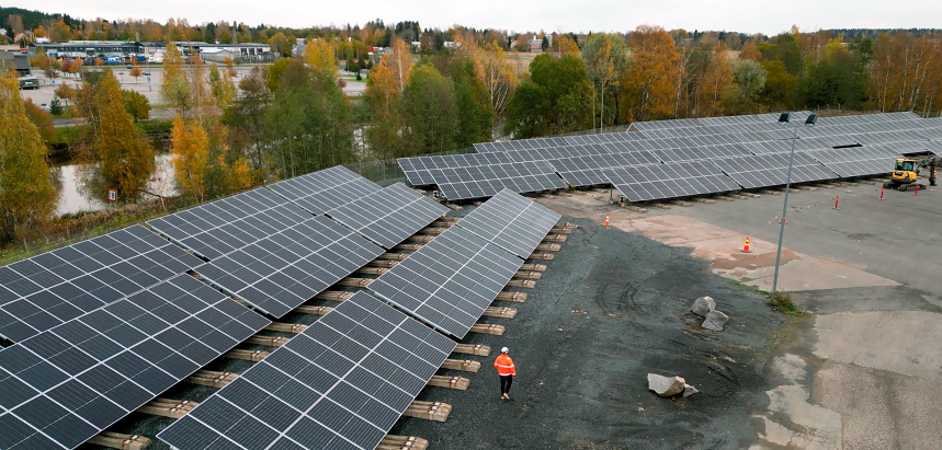 Finlaysonalueen aurinkovoimala Forssassa. Kuva: Antti Mikkonen 2023 renor oy finlaysonalue aurinkovoimala2 859x411fp0.07 0.51